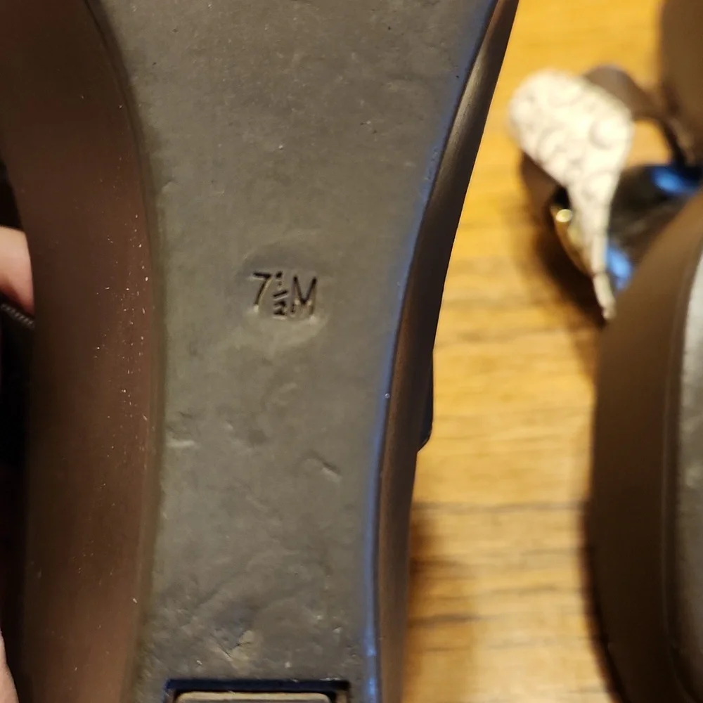 Guess Wedge Thong Sandels Size 7.5